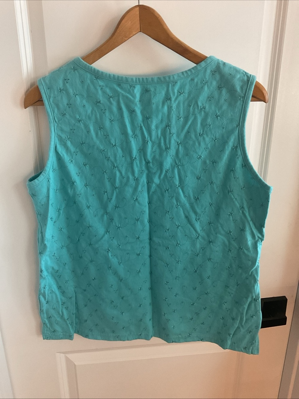 Basic Editions - Turquoise Eyelet V-Neck Tank - Ladies Size X-Large - Picture 4 of 11